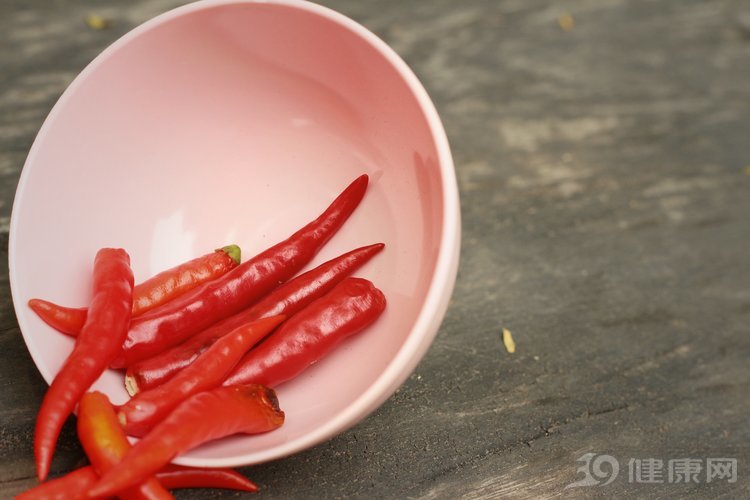辣椒是你身邊的養生“法寶”！偶爾吃一點，對身體好處不少