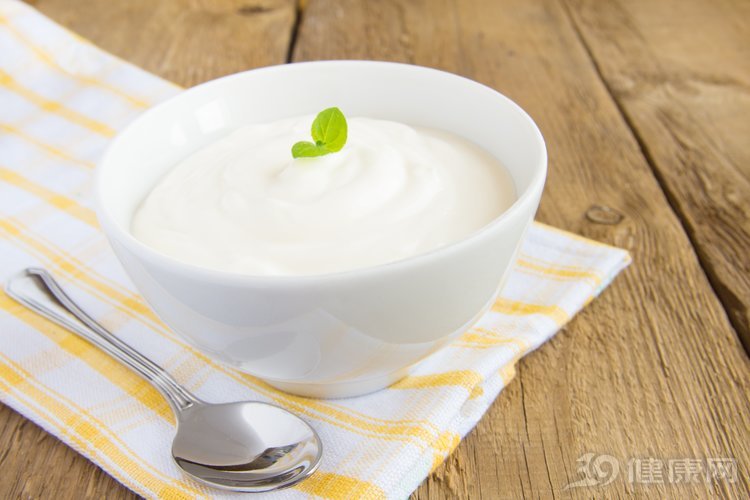 喝酸奶補充益生菌，但請記住：2種吃法是錯的