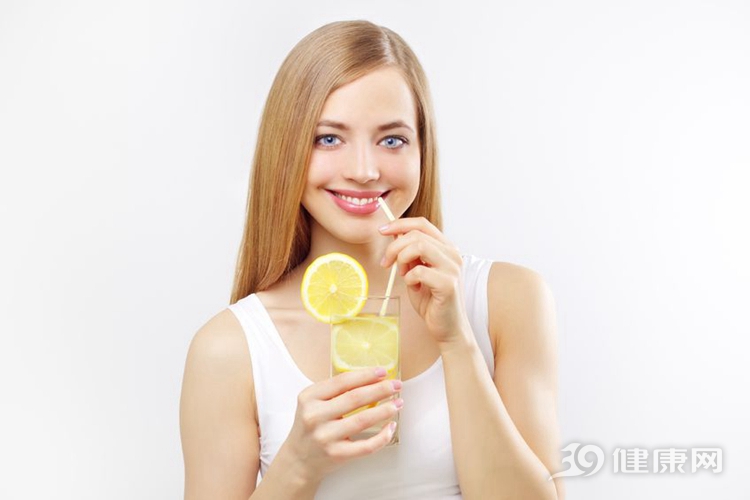 每天喝檸檬水，你會收到幾個好消息！不過要避開2件事