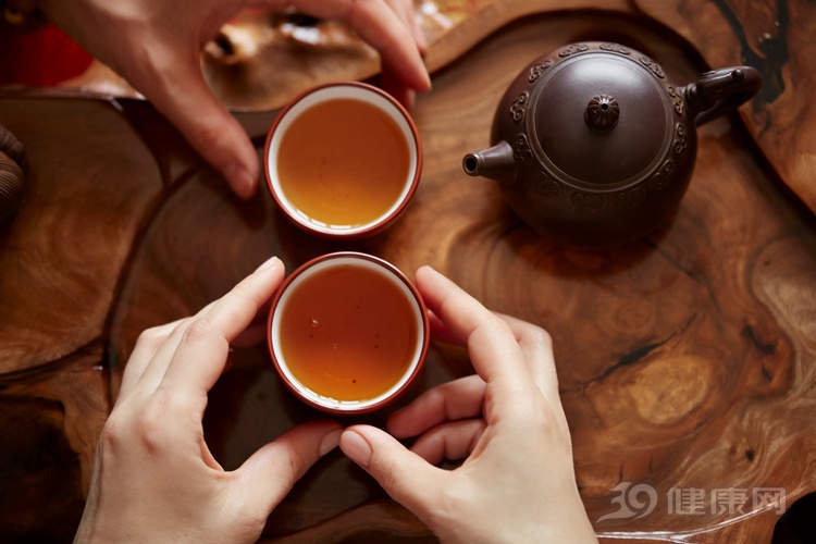 提醒：喝茶對身體好處多多，但是3種人最好一口別喝！